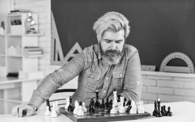 Satranç nadiren ideal hamlelerin oyunudur. Satranç dersi. Strateji konsepti. Bir sonraki adımı düşünüyorum. Geliştirme mantığı. Öğretmenim. Satranç oynuyorum. Entellektüel hobi. Tahta satranç tahtasındaki figürler.