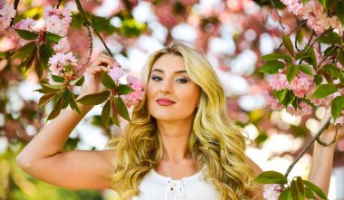 Bahar rüzgarının tadını çıkarıyorum. Pembe kiraz ağacı çiçekleri. Çiçek aroması tedavisi. Eski ve eski moda. Saf güzellik dişisi. Tasasız ve mutlu bir kadın. Seksi kız sakura çiçeğinin tadını çıkarıyor. bahar çiçekli ağaç