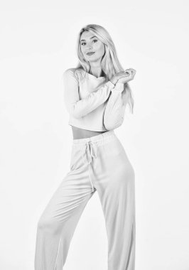 Flörtöz hissediyorum. Rahat ve rahat hissediyorum. Seksi fitness kızı. Spor giysileri modası. Kadın spor modası. Spor giyim mağazası. mavi eşofmanlı bir kadın. Spor elbiseli kadın beyazlar içinde izole edilmiş