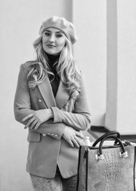 Sonbahar sezonu için kıyafet. Eskimiş giysiler. Bahar kıyafeti. Kalitenin modası asla geçmez. Zarif bir kadın ceket ve bere giyer. Parisli şık bir bayan. Moda güzeli. Sonbahar kadın kıyafeti