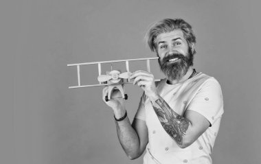 Bu daha başlangıç. Hava yolculuğu. Ulaşım konsepti. Çocukluk rüyası. Havacı sakallı hippi. Tahta uçak oyuncağı. Uçakla uç. Yaz tatili için kitap bileti. Uçakla oyna. Kabin ekibi.