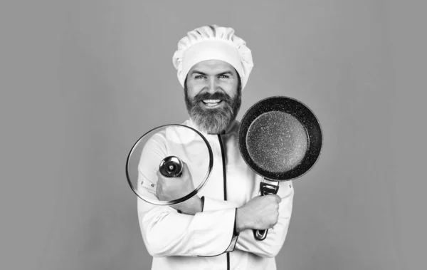 J'adore cuisiner. Chef tient des ustensiles de cuisine. heureux cuisinier homme tenir poêle à frire. Chef en uniforme soupe de cuisine. cuisine du restaurant. cuisine déjeuner dans la cuisine. mon métier. boulanger avec casserole. restauration — Photo