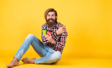 Mutlu, sakallı, sakalsız, şık saçlı, sıradan kıyafetler giyen kahve içen, fotokopi çeken, sabah