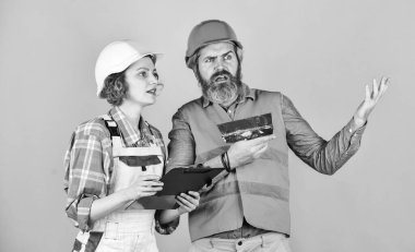 İş ve meslek. Kendine güvenen elektrik ve teknisyen. Mühendisler birlikte bina planı üzerinde çalışıyorlar. İnşaat alanında ya da fabrikada çalışıyorum. İnşaat mühendisliği. sanayi ortağı