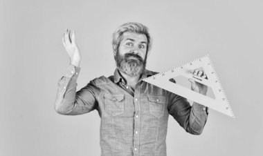 Dik açı. Eğitim konsepti. Resim dersi. Eğlenerek ders çalışmak. Ölçüm aracı. Okul eğitimi. Mükemmel açıyı bul. Mimarlık eğitimi. Geometri öğretiyorum. Sakallı öğretmen, cetvel kullan.