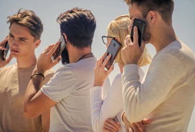 Cep telefonu. Sohbet ve tartışma. Proje tartışıyoruz. İletişim araçları. Cep telefonu sohbeti. Arkadaşlar arka planda sohbet ediyorlar. Mobil iletişim. Akıllı telefonları olan insanlar