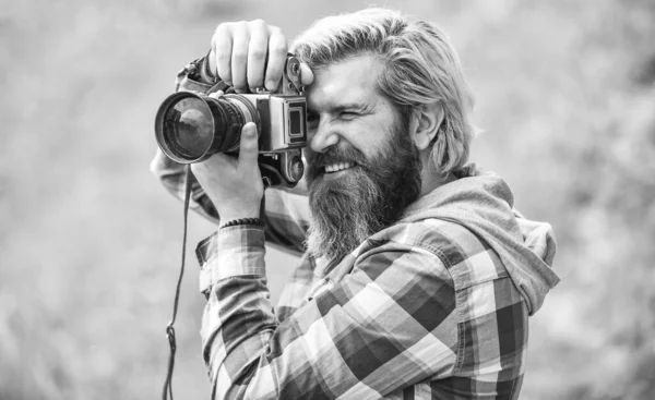 Enjoying hot day. bearded man hipster take photo. photo shooting outdoor. brutal man traveler with retro camera. photography in modern life. travel tips. professional photographer use vintage camera — Stock Photo, Image