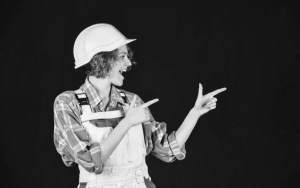 Mujer constructora en hardhat. mujer ingeniera o arquitecta trabajando. planificación de la renovación de la casa. chica en el sitio de construcción. Trabajadora de almacén. Inspector de calidad femenina. trabajadora de la construcción —  Fotos de Stock