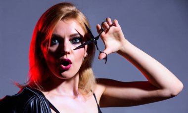 Haidresser Salonu. Makasla profesyonel kuaför. Saç kesme aleti. Şık makyajlı seksi bir kadın. Güzellik ve moda. Bu ne sürpriz. Çekici makyajlı seksi moda kızı.