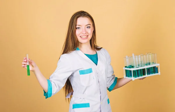 Mujer feliz científica en el laboratorio. buenos resultados. mujer médico con tubo de ensayo y microscopio, investigación. Científico en el trabajo. Analizando tu sangre. Mirando más de cerca a las bacterias. Mejorar la medicina moderna —  Fotos de Stock