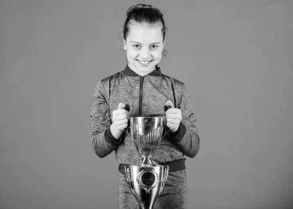 Celebrare i risultati dei bambini grandi e piccoli. Risultati sportivi. Festeggia la vittoria. Ragazza tenere calice d'oro. Importanza di catturare le prove dei progressi dei bambini. Orgogliosa del suo successo — Foto Stock