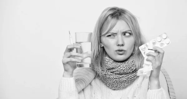 Panacea. Mujer malsana sosteniendo pastillas y vaso de agua. Medicamentos y aumento de la ingesta de líquidos. Mujer enferma que trata los síntomas causados por el resfriado o la gripe. Linda chica enferma tomando píldoras contra el frío, espacio de copia —  Fotos de Stock