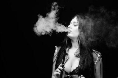 Nargile barı. Elektronik sigara. Dumanı siyah arka planda verin. Kötü alışkanlık. Kadın buharı. Sağlıksız bağımlılık. Tabacco ilacı. Puro içen seksi kadın. kopyalama alanı. Dinlenme zamanı.