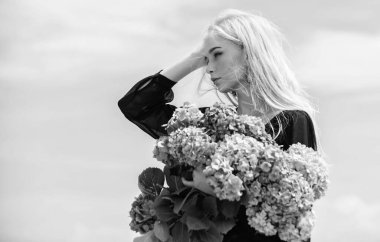 Polen alerjisi. Bahar çiçekleri. Dişiler çiçeklere bayılır. Bahar nitelikleri. Alerjisi olmayan baharın tadını çıkar. Alerjisi olmayan yaşam. Alerji açma sezonunu durdurun. Sarışın kız ortanca buketi tutuyor.