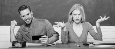 Kız ve erkek dertsiz tasasız sınıfta otururlar. Üniversitede ya da üniversitede okumak. Üniversite okuyan arkadaşlar. Üniversite eğlencesi. Modern eğitim. Üniversitede eğleniyorum. Üniversitede eğleniyor.