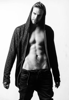 Zaman kıyafetleri değiştirir. Yakışıklı seksi adam soyunuyor. Hippi seksi kaslı gövde elbiselerini çıkar. Baştan çıkarıcı maço seksi hissediyor. Serbest bırakılmış arzu. Çekici seksi vücut. Çekiciliğinden emin.