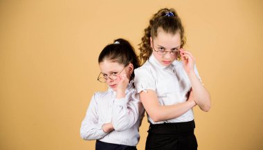 Okul üniformalı küçük kızlar. Kendinden emin öğrenciler. Sonsuza dek arkadaşlık. Okula dönüyorum. konsept çalış. Dersteki zeki küçük kızlar. Evde eğitim kavramı. Gerçekten küçük kızlar. Boşluğu kopyala