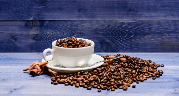 Café dricker menyn. Kaffepaus och koppla av. Färska rostade kaffebönor. Koffeinkonceptet. Inspiration och energiladdning. Cup full kaffe brun rostad böna blå trä bakgrund. Koncept för kafé — Stockfoto