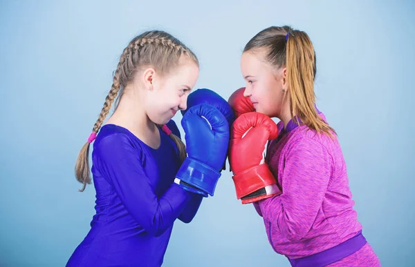 Κορίτσια στον αθλητισμό πυγμαχίας. Παιδιά πυγμάχοι με γάντια πυγμαχίας. Κορίτσια χαριτωμένα μποξεράκια σε μπλε φόντο. Η φιλία ως μάχη και ανταγωνισμός. Πάσα πρόκληση πυγμαχίας. Τεστ για σθένος. Γυναικεία φιλία — Φωτογραφία Αρχείου