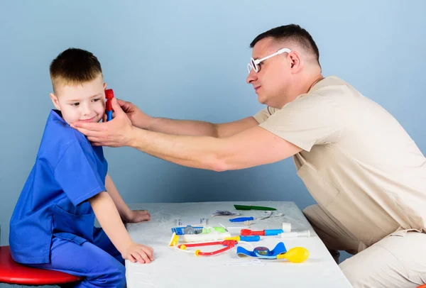 Nurse laboratory assistant. family doctor. small boy with dad play. Future career. happy child with father with stethoscope. medicine and health. father and son in medical uniform. nurse and doctor — Stock Photo, Image