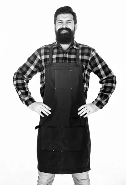 Para um chef prático e confiante. Homem barbudo cozinheiro em avental de cozinha. Grelha cozinheiro isolado em branco. Cozinhe com barba comprida usando avental de babete. Mestre cozinheiro em avental de cozinha com bolsos — Fotografia de Stock