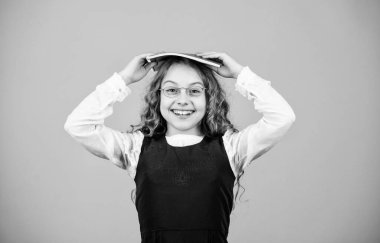 Resmi eğitim ve evde eğitim. Bilgiyi kontrol et. Sınav konsepti. Final sınavı yaklaşıyor. Kızlar ders kitabı klasör testini tutun. Kütüphanedeki sınavlara hazırlanıyorum. Küçük çocuk resmi giyimi. Sınava hazırlanın.