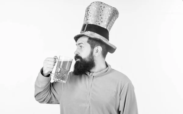 Sakallı hippi komik şapkalı adam yarım litre bira içer. Renkli yeşil bira. Kutlamanın yeşil bira kısmı. İrlanda barı. Alkol tüketimi Aziz Patrick Günü 'nün ayrılmaz bir parçası. Şerefe kavramı. İrlanda kültürü — Stok fotoğraf