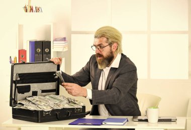 Bu ne sürpriz. Rüşvet ve para aklama. Dolar nakit para. Zengin ve zengin. Kirli para kavramı. Adamın iş başarısı var. Davalı başarılı bir iş adamı. İnternet kazancı sahte para