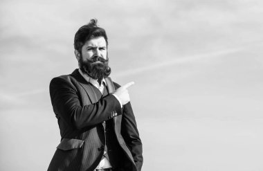 - Bu taraftan. Rotayı değiştiriyorum. Fırsatlar ve fırsatlar arıyorum. Takım elbiseli adam yön arıyor. İş yönünü geliştiriyorum. İş adamı sakallı, gökyüzü geçmişi olan. İş yönü