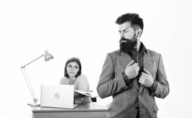 Ofis kolektif konsepti. Birlikte çalışmak. Müdür bey dizüstü bilgisayarla meşgul bir kızın önünde duruyor. Ofis müdürü ya da sekreter. Seksi ofis çalışanı. Meslektaşım için cinsel arzunun nasıl kontrol altına alınacağı