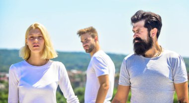 Birbirine aşık çiftler. Üçüncü adam. İlişki sorunları. Aile psikolojisi. Aşk üçgeni. Sosyal bir sorun. İhanet ve boşanma. Kişiler arası ilişki. Anlayış ve destek. Savaş zamanı.