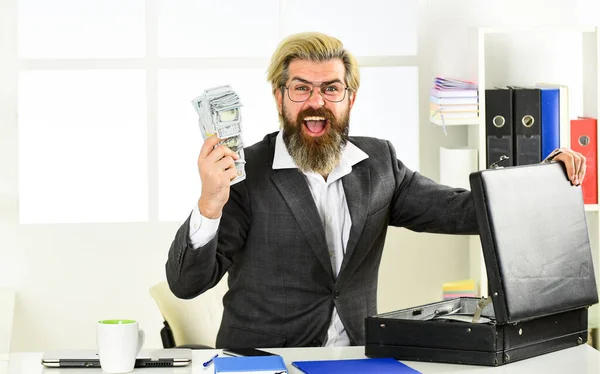 Financieel adviseur. Financieel directeur. Financieel succes. Boekhouding van de omzet en betaling van belasting. Zakenman met geld. Kantoor van de eigenaar. Maak een bankrekening. Krediet- en kasconcept — Stockfoto