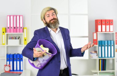 İş adamı çöp tenekesini tutar. Kağıt geri dönüşümü. Delillerin yok edilmesi. Kanıt yok. Atık kağıt koleksiyonu. Kaynakların yeniden kullanılması. Ofis çalışanı çöpü karıştırıyor. Sildikten sonra dosyaları kurtar