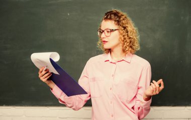 Rapor ver. Özel dersteki kız öğretmen. Gelecek okul yılında. Kız sınavlara hazırlanıyor. Deneme yazısı. Belge dizini olan öğretmen. rapor projesi. Okula dönüyorum. Gözlüklü öğrenci tahtada