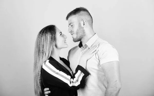 Das ist Liebe. Valentinstag. sexy Mädchen mit ihrem Freund. Familienwerte. verliebtes Paar. Familienbeziehungen und Glück. Romantische Beziehung. Liebesdatum. Mann und Frau umarmen sich — Stockfoto