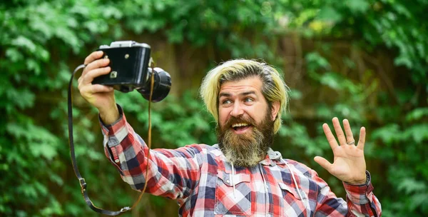 Fotografia na vida moderna. dicas de viagem. fotógrafo profissional usar câmera vintage. Hora da selfie. Homem barbudo hipster tira uma foto. fotografia tiro ao ar livre. homem viajante brutal com câmera retro — Fotografia de Stock