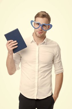 Kitap kurdu ve kütüphane konsepti. Şiire aşık. Kitabı olan bir üniversite öğrencisi. Romantik yazar. Öğretmen komik adam. Erkek öğrenci okuyor. Sevimli gözlük takan kitap manyağı. Kitaplı adam. Sıkı çalış.