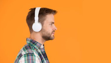 Kayıt örneği. Stereo sesi. Hippi müzik dinler. Müzik zevki. Kulaklıklı adam. Mp3 çalar. Eğitim sesli kitabı. Modern teknoloji. Yakışıklı radyo sunucusu. Müzik şeması. Ses ve şarkı oluşturuluyor