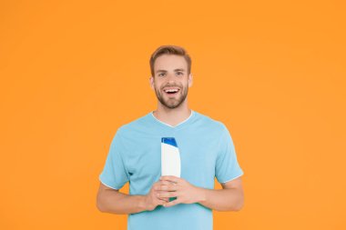 Saç bakımı. Sağlık ve sağlık hizmetleri. Erkek kozmetikleri. Profesyonel berber. Banyo ya da duş için vücut bakım ürünleri. Sakallı adam jel tüpü tut. Berber dükkanı bakımı. Yakışıklı adam, şampuan şişesini tut.