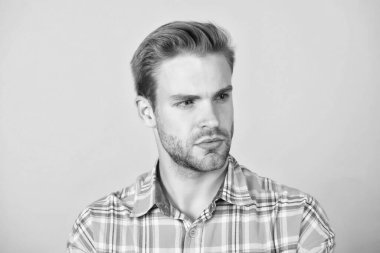 Herkesin kendine biraz zaman ayırmaya ihtiyacı vardır. Tıraşsız cilt sarısı arkaplanı olan yakışıklı. Cilt bakımı. Cilt bakımı. Salon bakımı. Berber dükkanı. Sakal bakımı. Saç bakımı