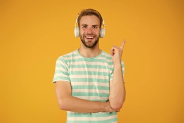 Müziğin belirli düşüncelerin doğası üzerinde etkisi olabilir. Mükemmel bir fikir. Happy Man müzik kulaklığı dinliyor. Kablosuz kulaklıklar. Enstrümantal müzik. Müziğin gücü inkar edilemez.