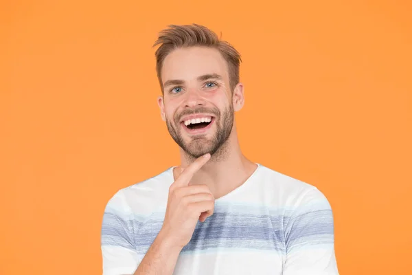 Feliz chico emocional de cerca. Emociones positivas. Hombre feliz sobre fondo amarillo. Hombre barbudo sonriendo. Hombre con bigote y barba expresión de cara feliz. Concepto de felicidad. Salud psicológica — Foto de Stock