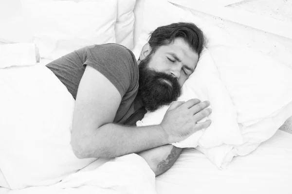 Spokojny poranek. wczesnym rankiem. po resztę twojego ciała. łóżko jest takie wygodne. spokojny dojrzały mężczyzna relaks. Brodaty mężczyzna śpiący w łóżku. senny facet relaks w sypialni — Zdjęcie stockowe