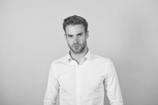 Hombre guapo con cerdas con camisa blanca de pie sobre fondo naranja, moda de negocios —  Fotos de Stock