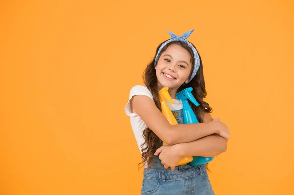 Schoonmaakmiddelen die werken. Gelukkig meisje doet graag huiswerk. Schattig klein kind klaar voor schoonmaakwerk. Schoon huis is ons werk, kopieer ruimte — Stockfoto