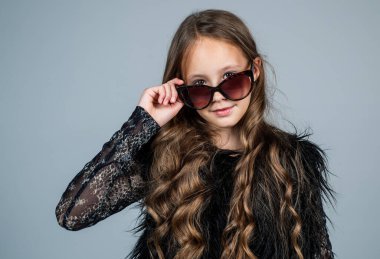 Moda gözlüğü takan şık bir çocuk. Mevsimlik sonbahar modası. Güneş gözlüklü genç kız.