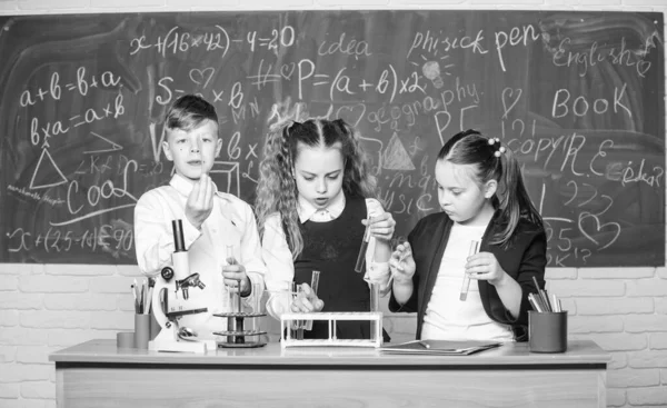 Química fascinante. Reacciones químicas básicas. Los alumnos de la escuela en grupo estudian química en la escuela. Los niños y las niñas disfrutan de experimentos químicos. La química orgánica es el estudio de compuestos que contienen carbono — Foto de Stock