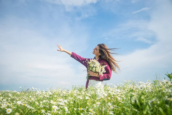 幸せな女性は夏のカモミール畑で花を集め気楽に — ストック写真