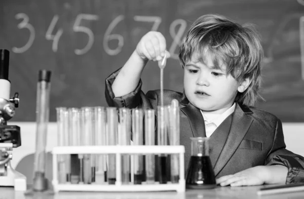 Leren voor de toekomst. Biologie wetenschap. kleine jongen met microscoop op school les. het testen van buizen met vloeistof voor onderzoek. resultaat. Medisch concept. Klein geniaal kind. hij heeft deskundig advies nodig — Stockfoto
