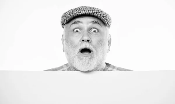 Tillkännagivande. Pensionär farfar i vintage hatt affisch information kopiera utrymme. Äldre människor. Utropskoncept. Senior skäggig emotionell man kika ut ur banner plats tillkännagivande — Stockfoto